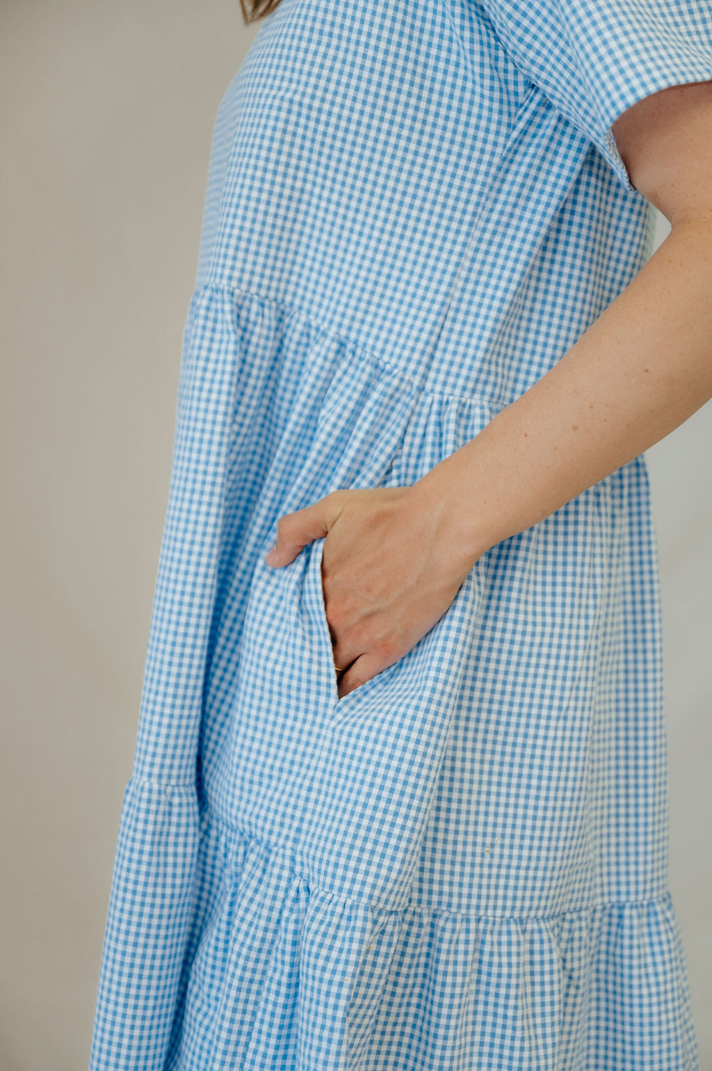 This dress features a tiered skirt, flowy sleeves, and pockets! 